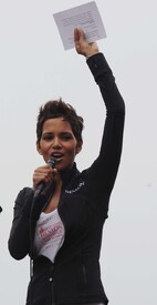 celebrity_paradise.com_Halle_Berry_Revlon_02.jpg