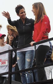 celebrity_paradise.com_Halle_Berry_Revlon_07.jpg