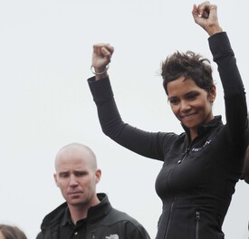 celebrity_paradise.com_Halle_Berry_Revlon_09.jpg
