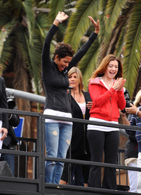 celebrity_paradise.com_Halle_Berry_Revlon_100.jpg