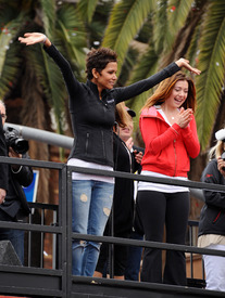 celebrity_paradise.com_Halle_Berry_Revlon_101.jpg