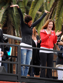 celebrity_paradise.com_Halle_Berry_Revlon_102.jpg