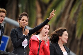 celebrity_paradise.com_Halle_Berry_Revlon_104.jpg