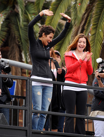 celebrity_paradise.com_Halle_Berry_Revlon_106.jpg