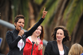 celebrity_paradise.com_Halle_Berry_Revlon_109.jpg