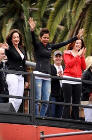 celebrity_paradise.com_Halle_Berry_Revlon_136.jpg