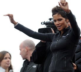 celebrity_paradise.com_Halle_Berry_Revlon_14.jpg
