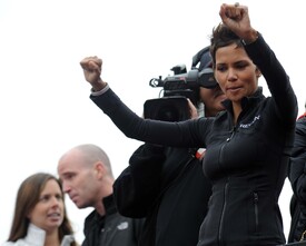 celebrity_paradise.com_Halle_Berry_Revlon_15.jpg