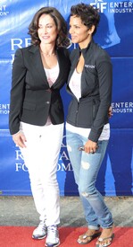 celebrity_paradise.com_Halle_Berry_Revlon_153.jpg