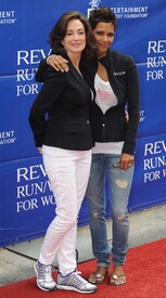 celebrity_paradise.com_Halle_Berry_Revlon_155.jpg