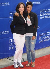 celebrity_paradise.com_Halle_Berry_Revlon_157.jpg