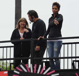 celebrity_paradise.com_Halle_Berry_Revlon_34.jpg