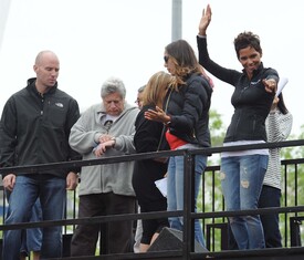 celebrity_paradise.com_Halle_Berry_Revlon_44.jpg