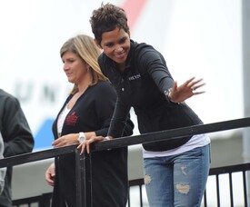 celebrity_paradise.com_Halle_Berry_Revlon_45.jpg