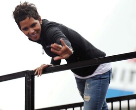celebrity_paradise.com_Halle_Berry_Revlon_46.jpg