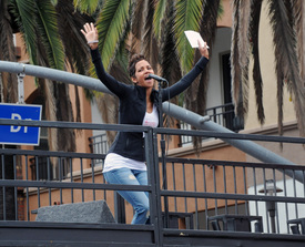 celebrity_paradise.com_Halle_Berry_Revlon_65.jpg