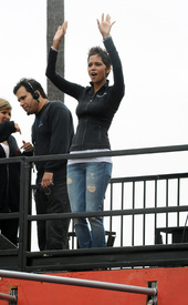 celebrity_paradise.com_Halle_Berry_Revlon_66.jpg