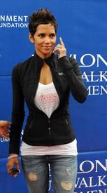 celebrity_paradise.com_Halle_Berry_Revlon_74.jpg