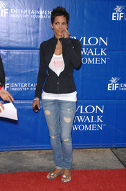 celebrity_paradise.com_Halle_Berry_Revlon_83.jpg