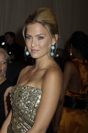 babayaga_Bar_Refaeli_MET_Costume_Institute_Gala_05_02_2011_04.jpg