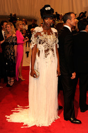 Tikipeter_Naomi_Campbell_Savage_Beauty_Gala_006.jpg