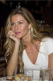 gisele-bundchen-hosts-201-159.jpg