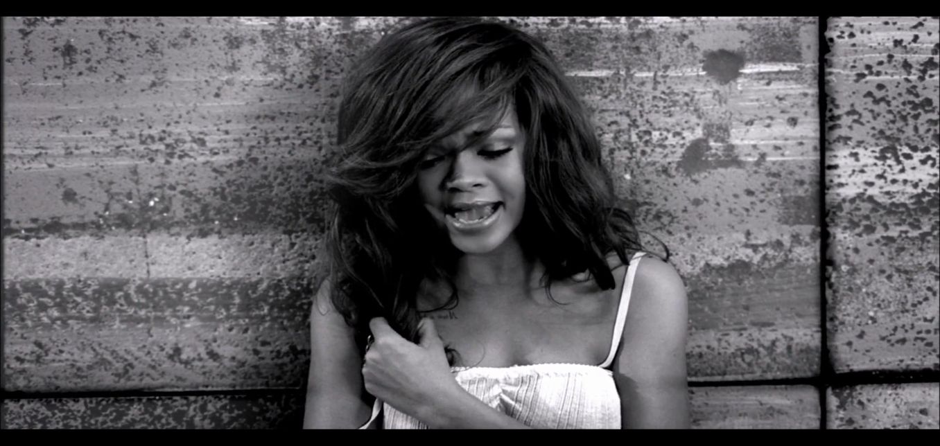 Do you wanna make me. Rihanna California King Bed. Рианна gif. I WANNACRY and i wanna Love. Люблю риану текст.