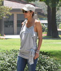 HalleBerryatColdwaterParkBeverlyHills6.5.2011_13.jpg