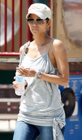HalleBerryatColdwaterParkBeverlyHills6.5.2011_48.jpg
