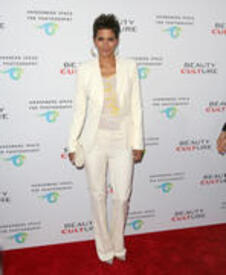 th_HalleBerryBeautyCultureOpeningNightatTheAnnenbergSpaceForPhotographyinCenturyCity19.5.2011_28.jpg