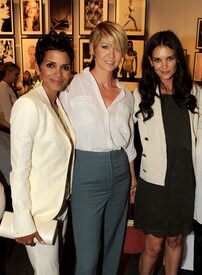 HalleBerryBeautyCultureOpeningNightatTheAnnenbergSpaceForPhotographyinCenturyCity19.5.2011_35.jpg