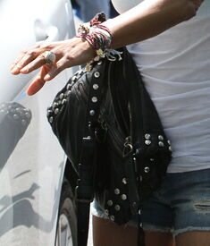 HalleBerryshoppingatBristolFarmsgrocerystoreinLosAngeles21.5.2011_19.jpg