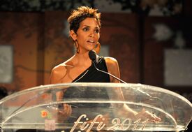 HalleBerryatthe38thFiFiAwardsNewYork25.5.2011_280.jpg