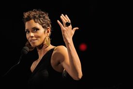 HalleBerryatthe38thFiFiAwardsNewYork25.5.2011_285.jpg