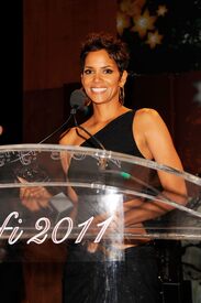 HalleBerryatthe38thFiFiAwardsNewYork25.5.2011_297.jpg