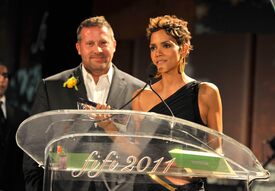 HalleBerryatthe38thFiFiAwardsNewYork25.5.2011_300.jpg