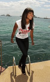 Naomi_Campbell_Fashion_For_Relief_Japan_Photocall_Cannes_16.5.2011_01.jpg