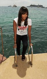 Naomi_Campbell_Fashion_For_Relief_Japan_Photocall_Cannes_16.5.2011_02.jpg