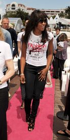 Naomi_Campbell_Fashion_For_Relief_Japan_Photocall_Cannes_16.5.2011_04.jpg