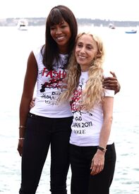 Naomi_Campbell_Fashion_For_Relief_Japan_Photocall_Cannes_16.5.2011_17.jpg
