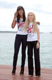 Naomi_Campbell_Fashion_For_Relief_Japan_Photocall_Cannes_16.5.2011_20.jpg