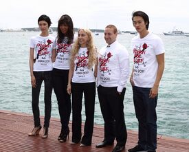 Naomi_Campbell_Fashion_For_Relief_Japan_Photocall_Cannes_16.5.2011_24.jpg