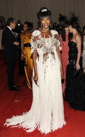 NaomiCampbellCostumeInstituteGalaMetBallinNYC_2.5.2011_08.jpg