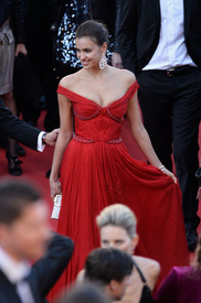 39 IrinaShayk premiere CannesFF 22052012.jpg