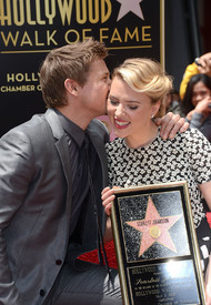 6Scarlett_Johansson_Jeremy_Renner_Hollywood_Walk_Of_Fame_Star_05022012_2.jpg