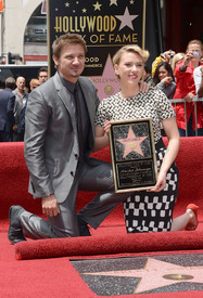 8Scarlett_Johansson_Jeremy_Renner_Hollywood_Walk_Of_Fame_Star_05022012_2.jpg