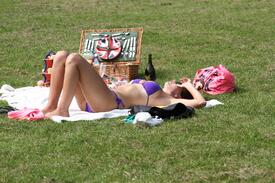 smnxs-ITsunbathinginLondon-24May201251.JPG