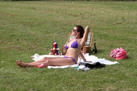 smnxs-ITsunbathinginLondon-24May201254.JPG