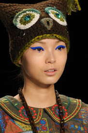 Anna_Sui_Fall_2012_Details_l_PLQl30ho8gx.jpg