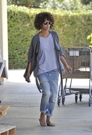 Halle Berry at a pet supply store in Malibu 6.5.2012_06.jpg
